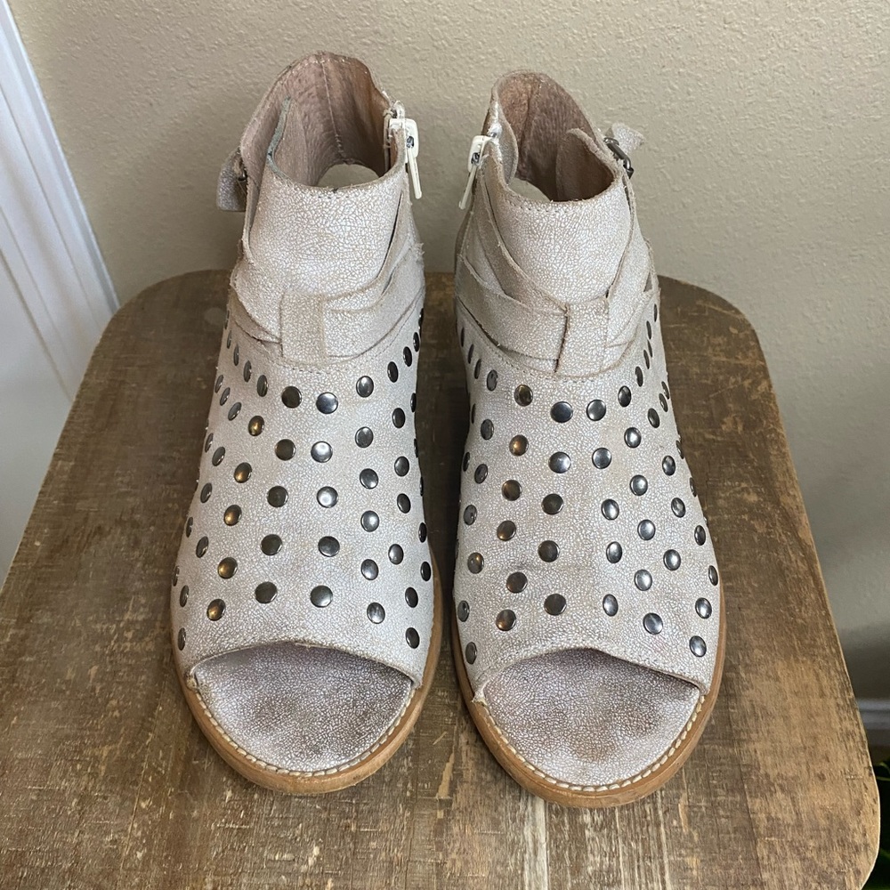 Musse & Cloud Caila Leather Stud Ankle Sandals